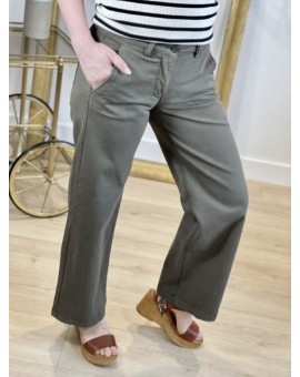 Pantalon kaki coupe large et droite de longueur 7/8 OWEN HAPPY. L'atelier de Louison à Grand Quartier.