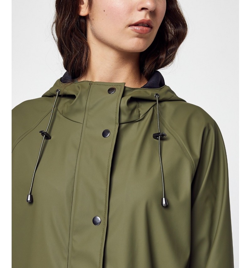 Manteau imperméable kaki à capuche IHTAZI ICHI. L'atelier de Louison à Grand Quartier.