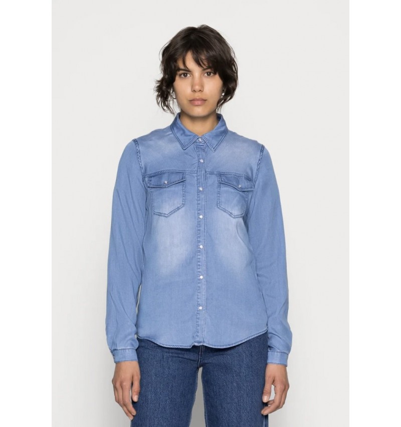Chemise medium blue denim VIBISTA VILA. L'atelier de Louison à Grand Quartier.