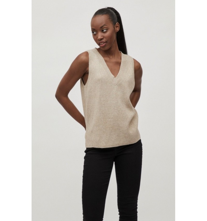 Pull beige natural col V sans manches VIRIL VILA. L'atelier de Louison à Grand Quartier.